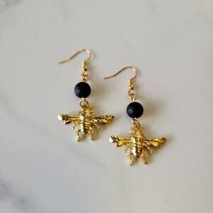 Handmade Gold-tone 'Eclipse" Bee Earrings